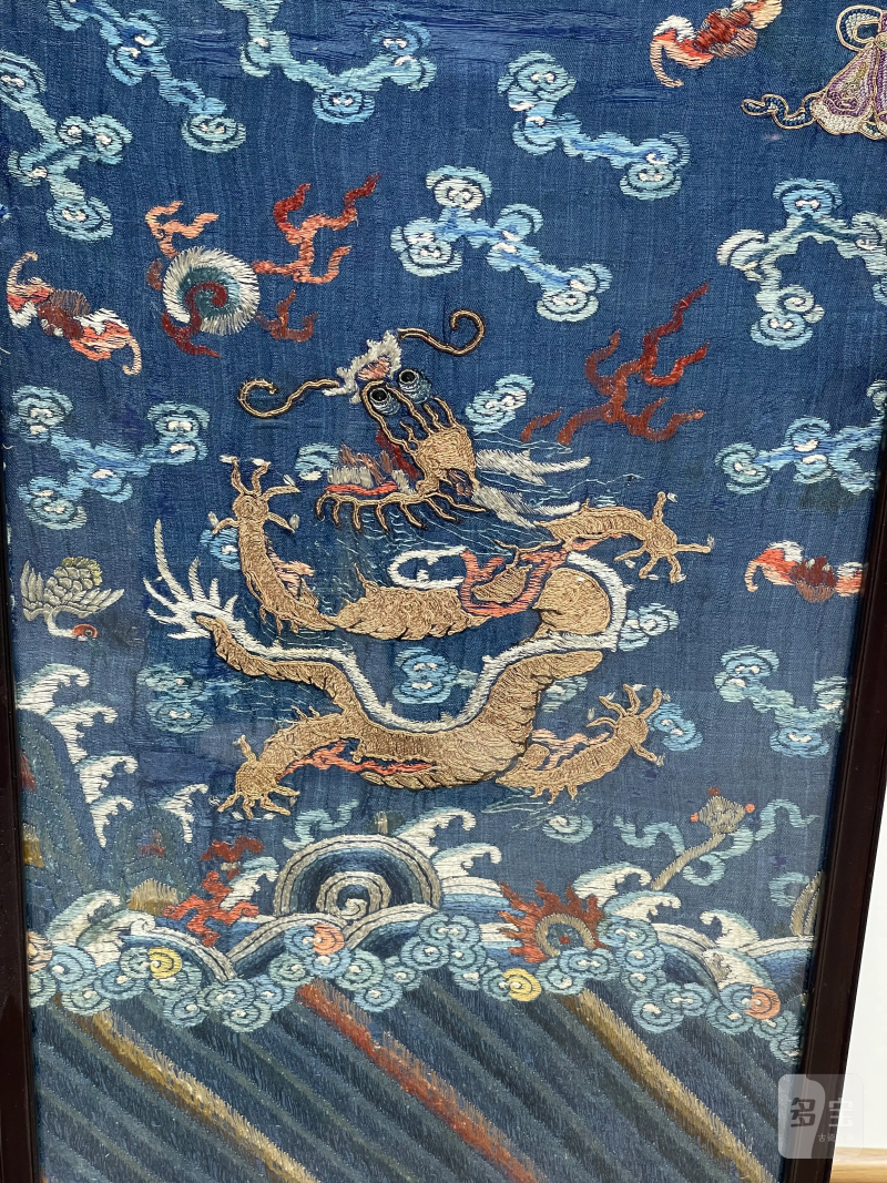 清中期 盘金绣海水江崖升龙纹袍料绣品一对 - 图10